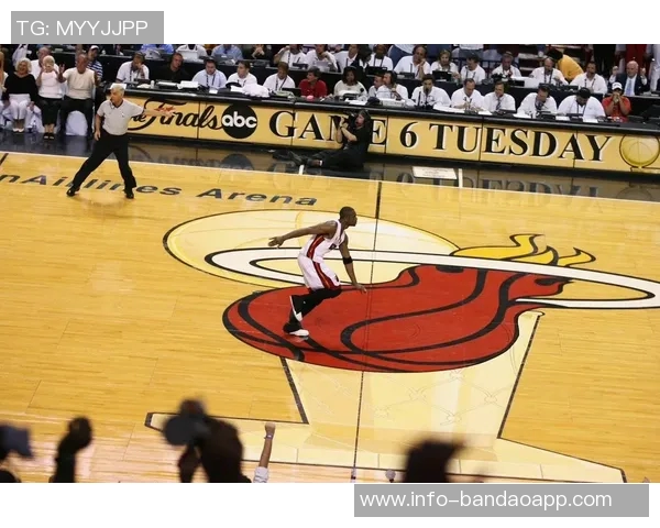 公牛球场意外现冷凝水今日比赛开球时间被迫推迟 公牛球场意外现冷凝水今日比赛开球时间被迫推迟